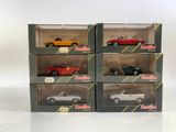 Quatre modèles différents de voitures sont exposés dans une vitrine.