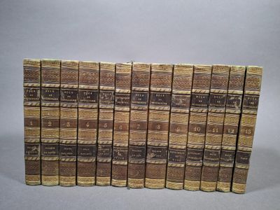 une pile de six livres à la couverture marron, empilés les uns sur les autres
