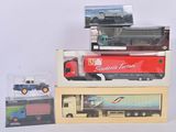 trois types différents de camions miniatures dans la boîte