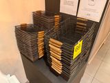beaucoup de paniers posés sur une table