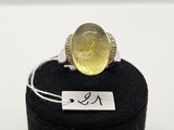 Gros plan sur une bague ornée d'une pierre jaune