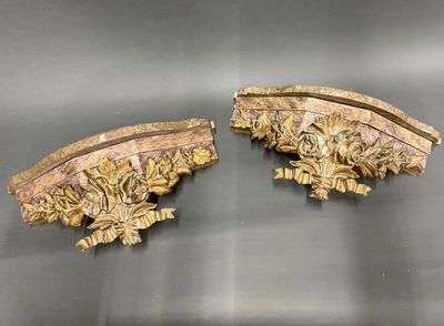 deux pièces de bois sculpté exposées sur une table