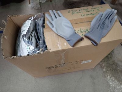 une boîte contenant des gants, posée par terre