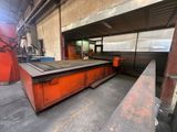 une grande machine installée à l'intérieur d'un bâtiment