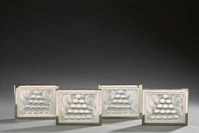 trois vases blancs posés les uns à côté des autres sur une table