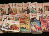 beaucoup de livres posés sur une table noire