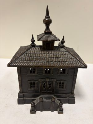 Edifice en bronze patiné.