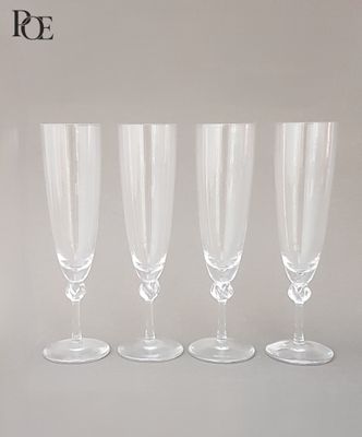 quatre verres à vin vides alignés sur une table