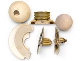un gros plan sur un objet blanc avec une boule en bois et d'autres objets