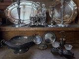 une étagère sur laquelle sont disposés de nombreux objets en argent
