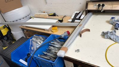 un établi avec des outils dans un garage