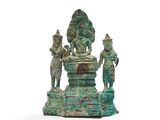 une image représentant une statue d'un homme et d'une femme sur un socle