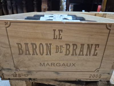 une caisse en bois portant une étiquette, posée sur une palette