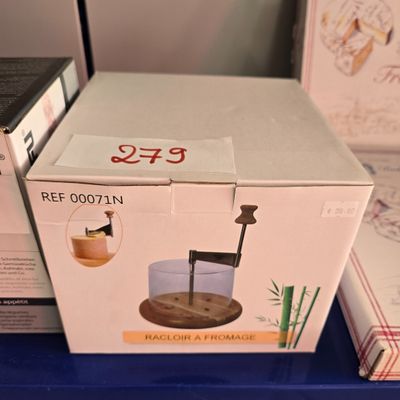 une boîte posée sur une table