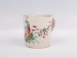 une tasse à café ornée d'un oiseau, posée sur un fond blanc