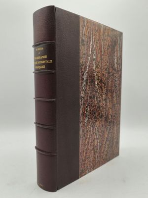un vieux livre à la couverture brune posé sur une table