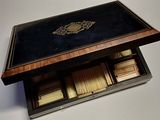 une boîte noire contenant des cartes, posée sur une table