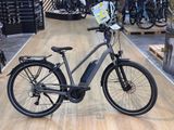 un vélo posé par terre dans un magasin