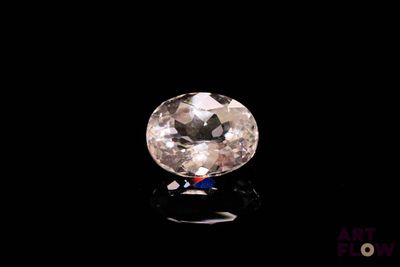 gros plan d'un diamant blanc sur une surface noire