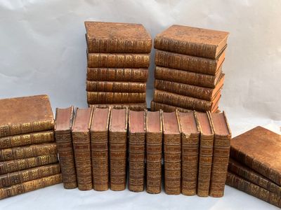 plusieurs vieux livres empilés sur une surface blanche