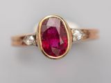 un gros plan d'une bague sertie d'un rubis et de diamants