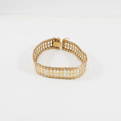 un bracelet en or de forme carrée, muni d'un fermoir carré