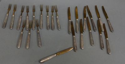 un assortiment de couverts comprenant un couteau, une fourchette et un repose-couteau