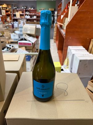 une bouteille de vin posée sur une boîte dans un magasin