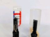 deux types de brosses à dents différents, placés l'un à côté de l'autre