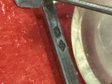 une cuillère et une fourchette posées sur une assiette, sur un fond rouge