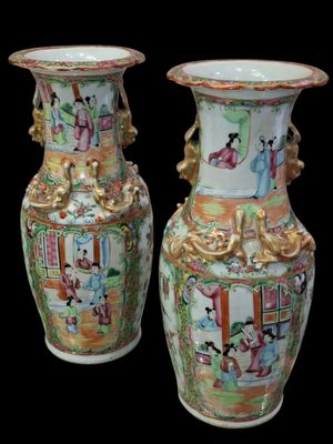 CHINE, Canton Paire de vases en porcelaine polychrome à déco…