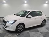 la voiture blanche est garée sur le sol à carreaux d'une pièce
