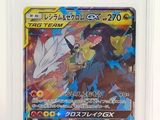 un gros plan d'une carte Pokémon sur fond blanc
