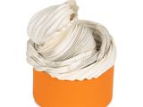 un cupcake recouvert de glaçage blanc, posé sur un récipient orange