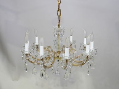 gros plan d'un lustre suspendu au plafond
