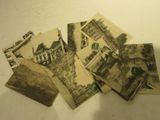 une pile de vieilles cartes postales posées sur une table