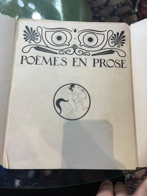 une personne tenant un livre sur lequel figure l'image d'une femme