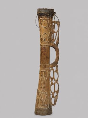 une image représentant un grand vase en bois orné de sculptures