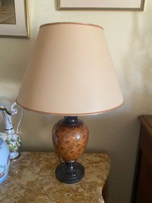 une lampe posée sur une table dans une pièce