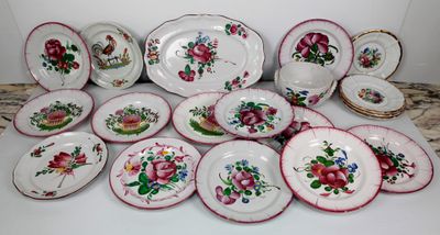 plusieurs assiettes et bols posés sur une table