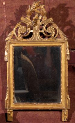 un miroir accroché au mur avec un oiseau dessus
