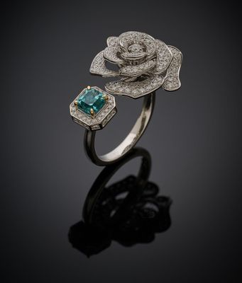 un gros plan d'une bague en argent sertie d'une pierre verte