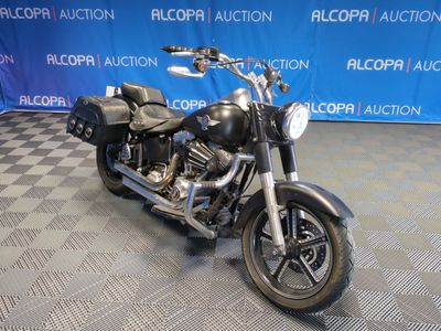 une moto garée sur un sol en damier