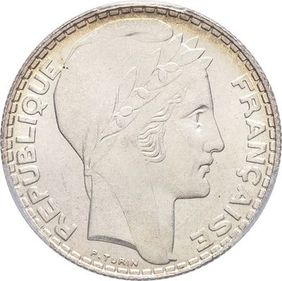 gros plan d'une pièce de monnaie sur laquelle figure une tête de femme