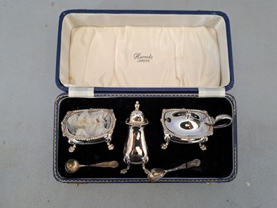 une boîte contenant des objets en argent, posée sur une table