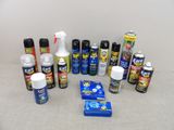 de nombreux types de produits d'entretien sur la table