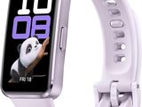 une image représentant une montre connectée blanche avec un panda à l'écran