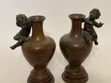 deux vases posés l'un à côté de l'autre sur une table