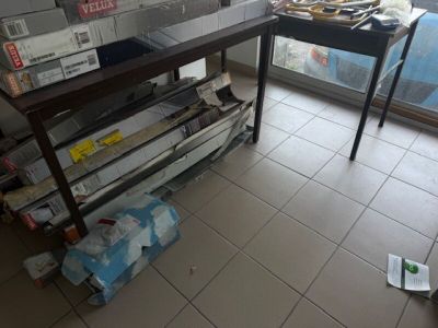 une table sur laquelle sont posées plusieurs boîtes, dans une pièce