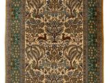 un tapis avec un motif floral sur fond blanc